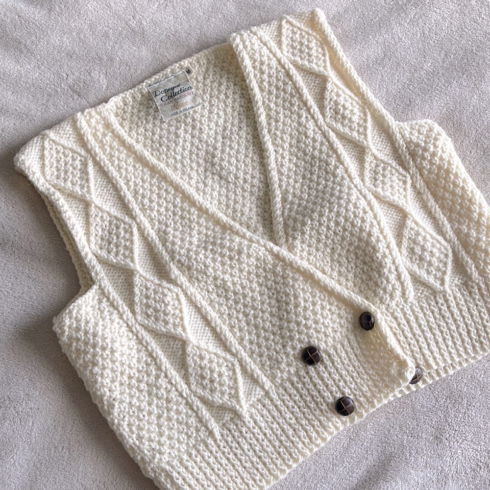 DONEGAL COLLECTION ARAN HANDKNIT by Magee sweater vest (M)